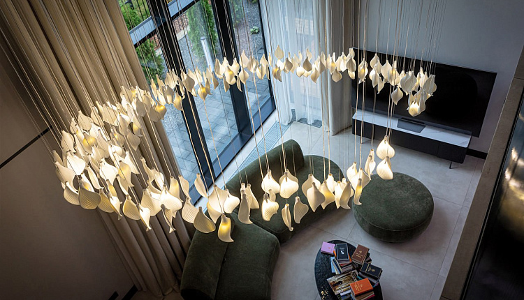 Нежность керамики: авторская люстра по индивидуальному проекту