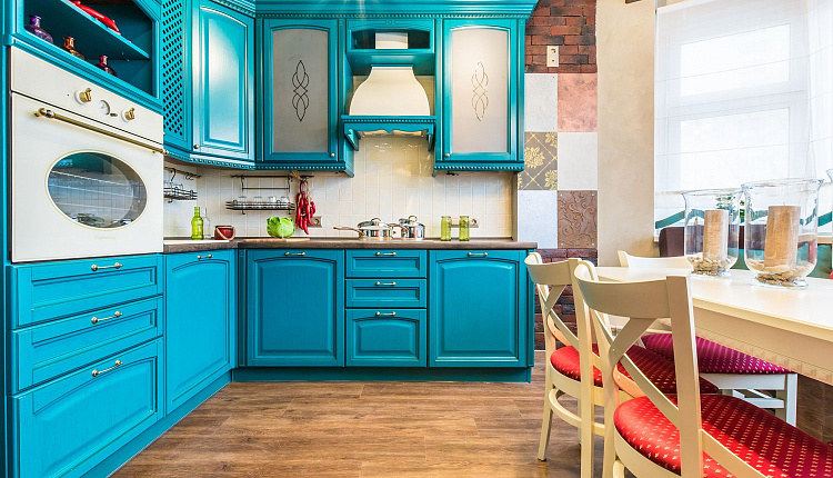 Кухня в бирюзе и рубинах