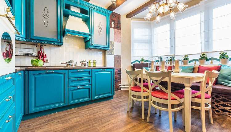Кухня в бирюзе и рубинах